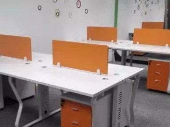 深圳辦公用品工廠直銷 現(xiàn)貨辦公桌、屏風(fēng)卡位、老板桌與辦公椅一站式采購指南